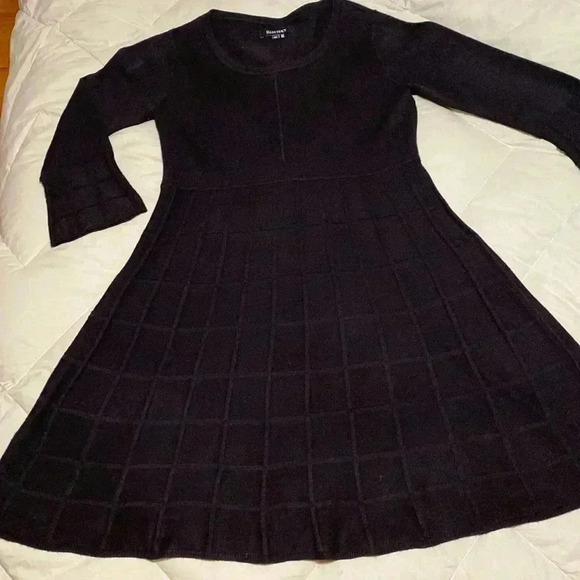 Ellen Tracy Black Long Sleeve Pleated Fit & Flair Sweater Dress in Size Medium. - Picture 2 of 15